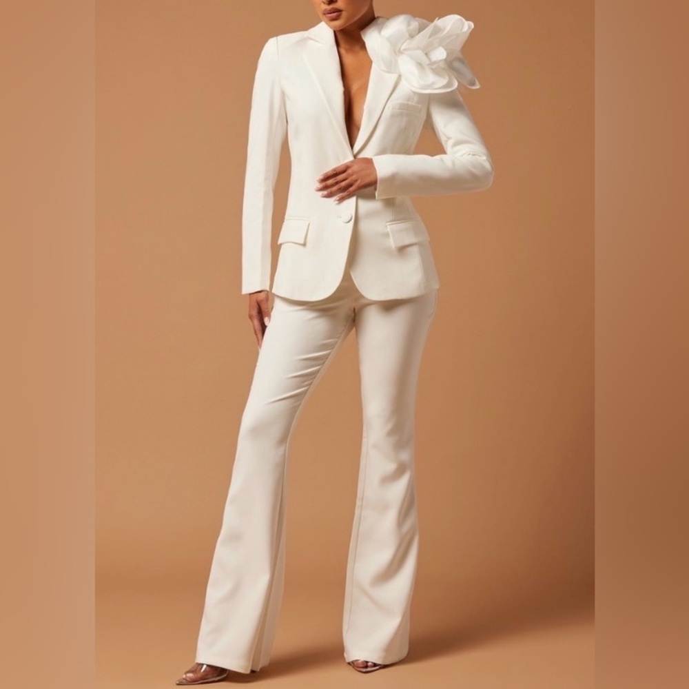 NWT Elegant Women's Ivory Blazer and pants with Floral Accent (size M)